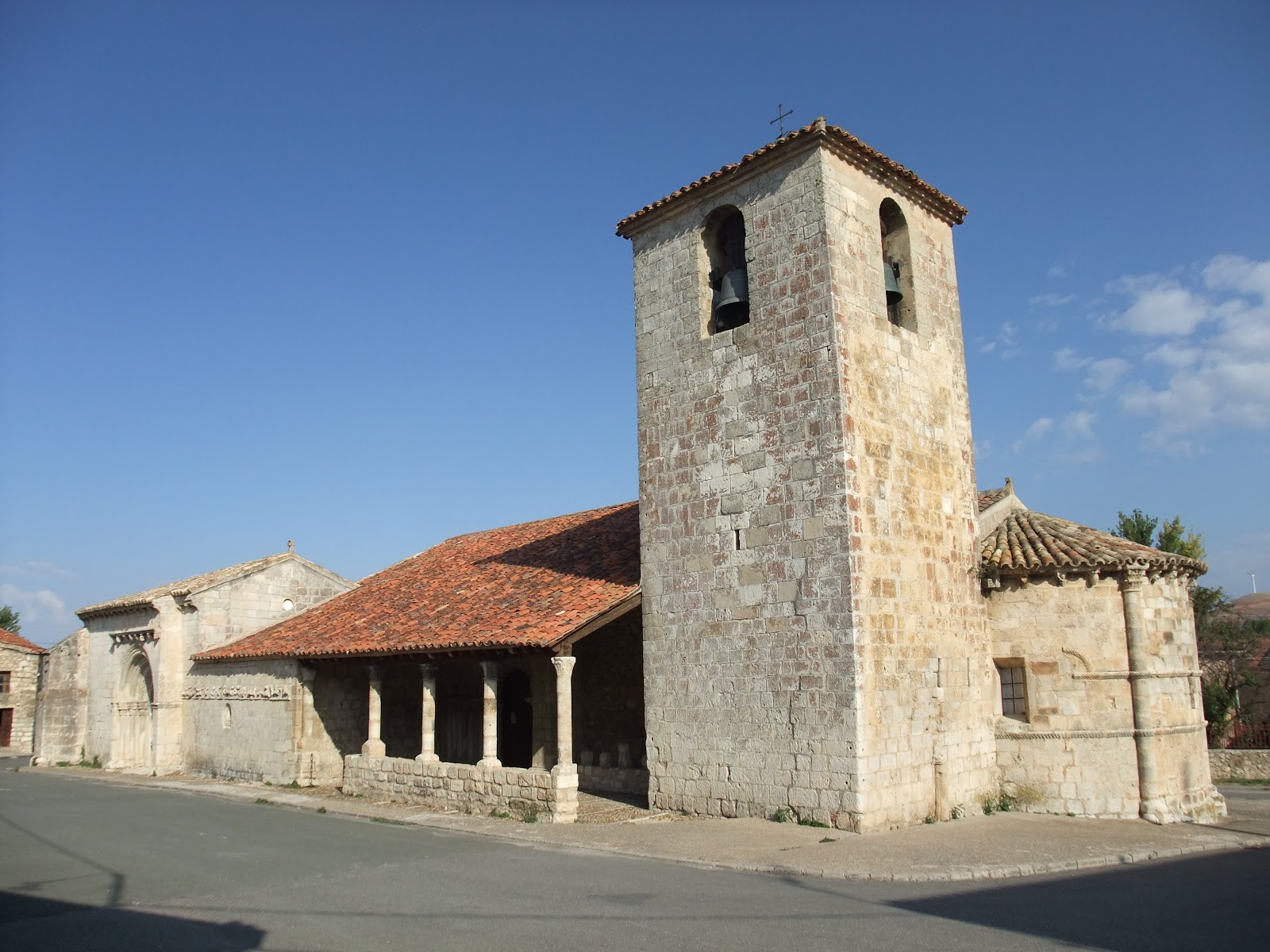 Imagen de la iglesia de Campisábalos, bajo el cielo limpio de la Sierra Norte. 