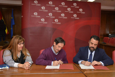 Blanco y Salgado firman el convenio de colaboración del ayuntamiento azudense con Proyecto Hombre
