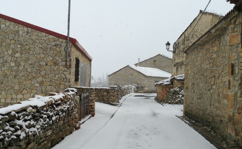 Calles vacías y nevadas, estampa habitual en los pueblos del interior de Castilla en invierno. // Foto: R.C.