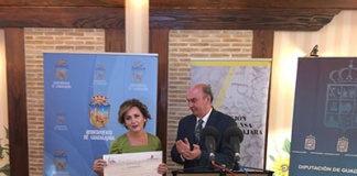 La periodista Belén Monge recogiendo el XV Premio de Periodismo sobre Medio Rural de manos de José Manuel Latre