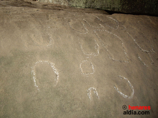 Petroglifos en "Peña Escrita" en Canales del Ducado