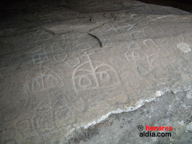 Petroglifos en "Peña Escrita" en Canales del Ducado