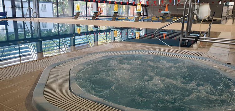 Interior de la piscina climatizada. Fotografía: Ayuntamiento de Azuqueca