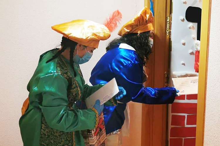 Imagen de archivo de pajes visitando las casas de Azuqueca la Navidad pasada. Fotografía: Ayuntamiento de Azuqueca