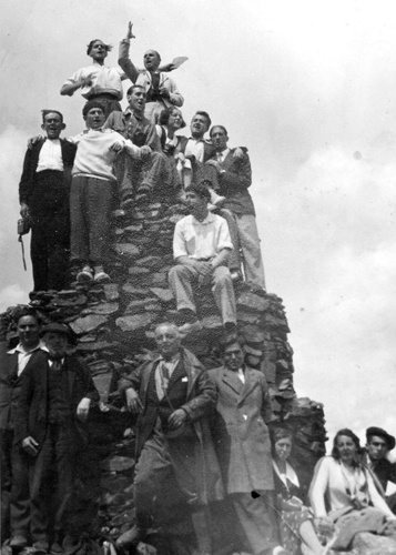 Grupo de valverdeños y visitantes en los años cuarenta encaramados en el antiguo majano (Foto cedida por Sara González)