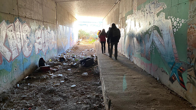 Aspecto del túnel lleno de basura. (Foto: Cristina Toledano)