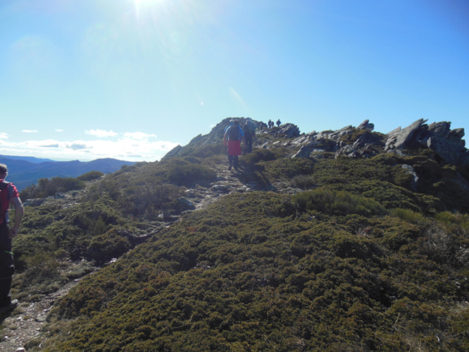Senderistas llegando a la cima del Santuy o Calahorra a 1947 metros de altura
