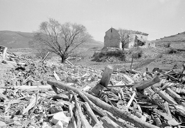Jocar las ruinas 1972. Fotografía del libro Serranía de Guadalajara. Despoblados, expropiados, abandonados