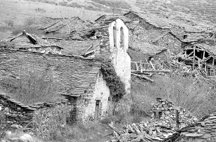 Santotis iglesia 1973. Fotografía del libro Serranía de Guadalajara. Despoblados, expropiados, abandonados