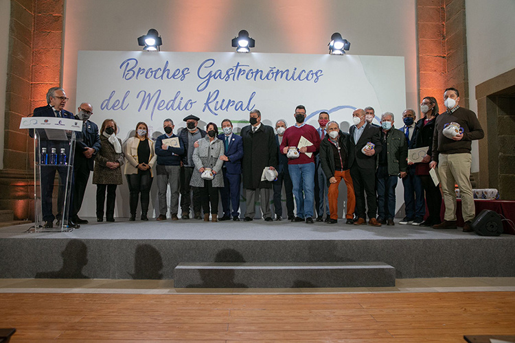 Premiados por Guadalajara con los Broches de Oro, acompañados de las autoridades y algunos de los académicos por Guadalajara