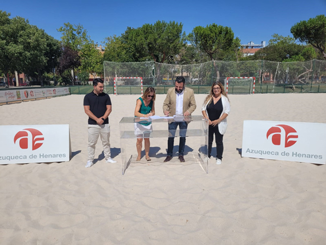 Firma del convenio entre el Ayuntamiento y el Club Deportivo Balonmano Azuqueca. Fotografía: Ayuntamiento de Azuqueca