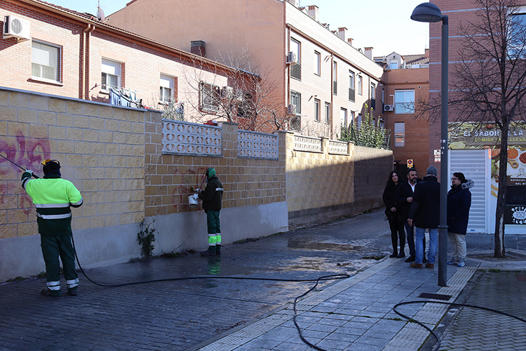 Trabajos de limpieza en a calle Miraflores. Fotografía: Ayuntamiento de Azuqueca