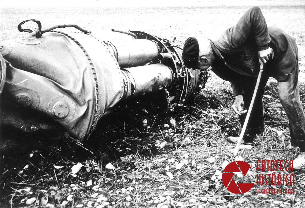 Un vecino de Iriépal observa los restos del caza North American F-86 Sabre que se estrelló el 5 de diciembre de 1965 (Foto: Archivo Fototeca de Guadalajara) Un vecino de Iriépal observa los restos del caza North American F-86 Sabre que se estrelló el 5 de diciembre de 1965 (Foto: Archivo Fototeca de Guadalajara)