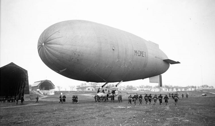 Un dirigible en el campo de aerostación de Guadalajara Un dirigible en el campo de aerostación de Guadalajara