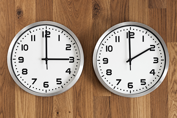 Cambio de hora al horario de invierno 2026 en España, con los relojes atrasándose una hora